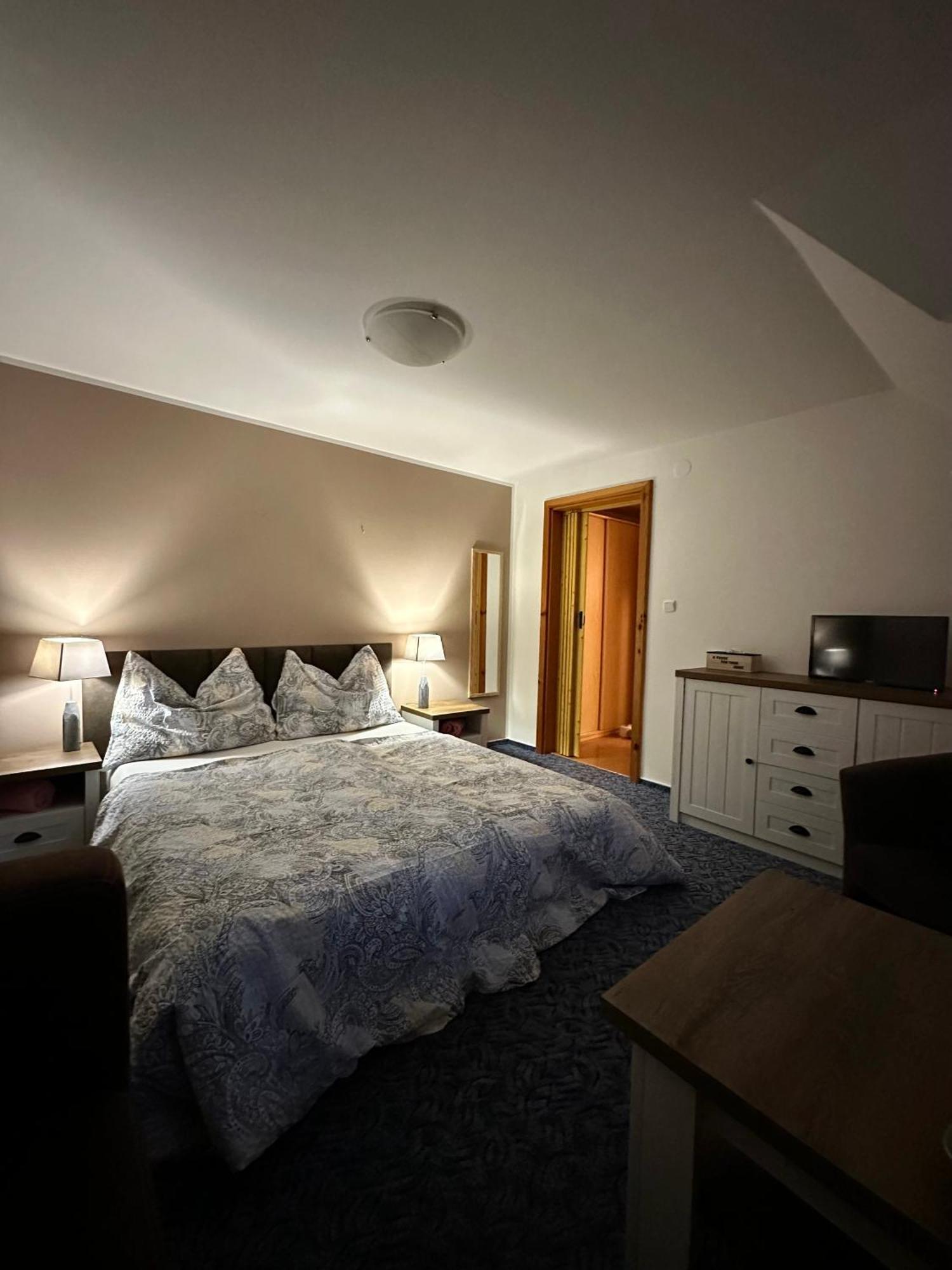 Hotel Penzion Benesov à Broumov Extérieur photo